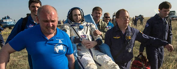 אסטרונאוט חוזר מהחלל לשיקום בארץ, קרדיט: NASA